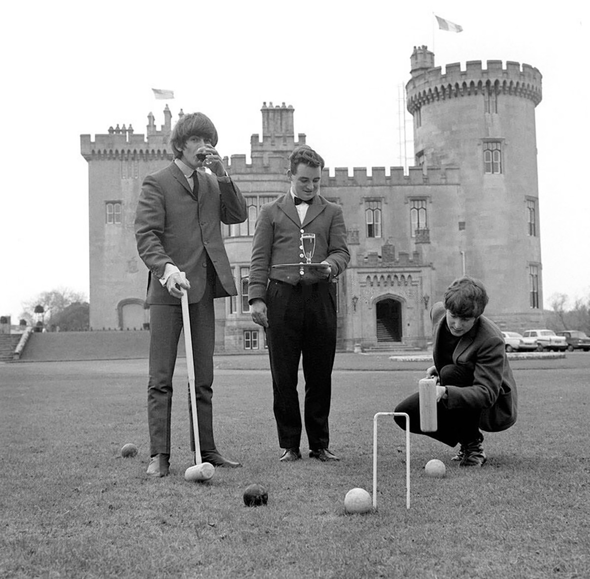 Джордж Харрисон и Джон Леннон в замке Дромоленд (графство Клэр) в марте 1964 года
