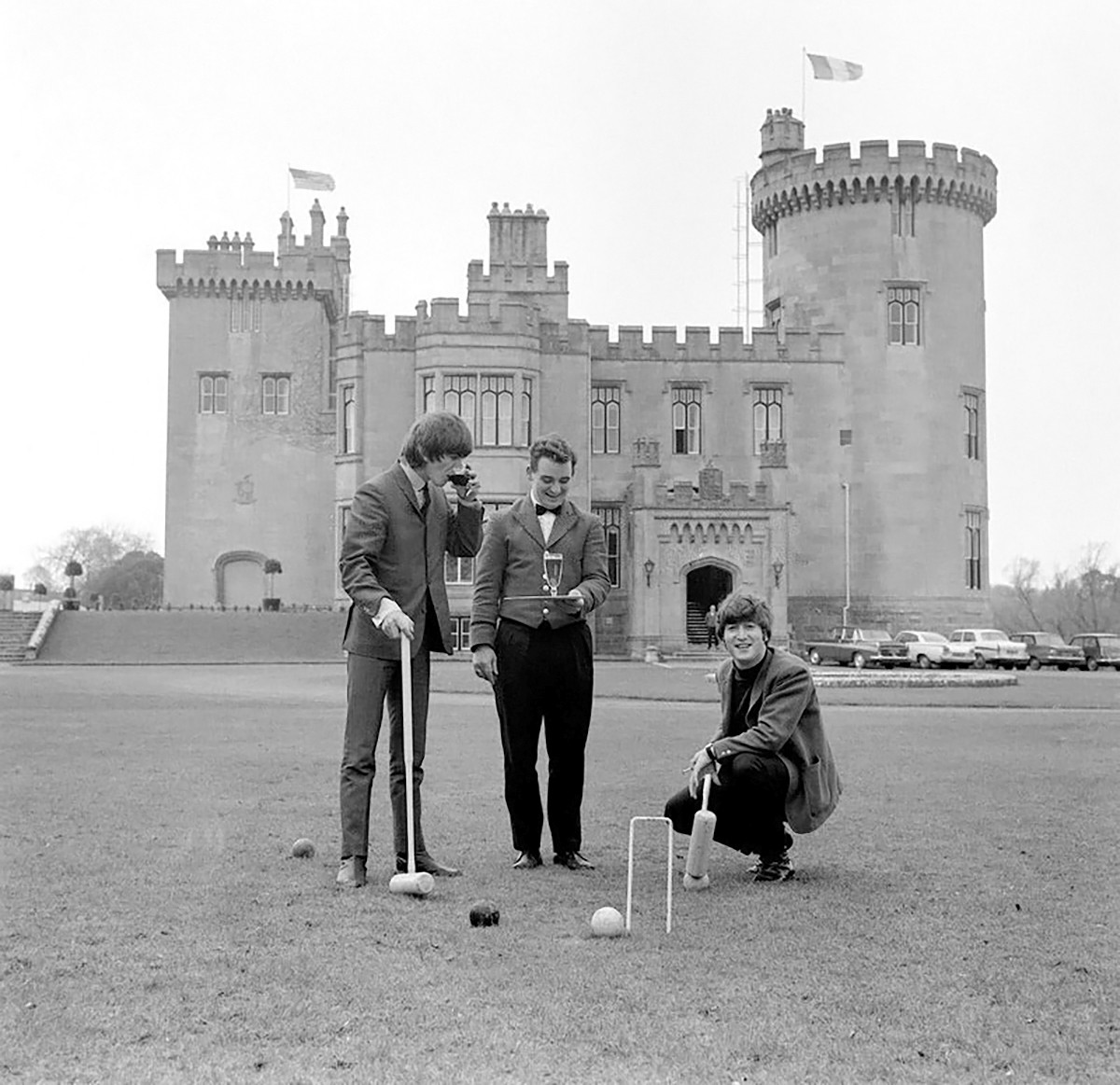 Джордж Харрисон и Джон Леннон в замке Дромоленд (графство Клэр) в марте 1964 года