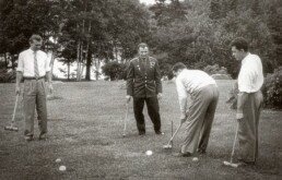 Ю.А. Гагарин на ферме Сайруса Итона (Канада) за игрой в крокет, 1961 год