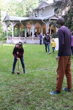 22 мая с 18.00 до 23.00 в саду у дома на Болотной 13 играли в крокет. Партнером музея в этом году стал петербургский клуб 