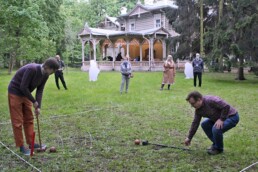 22 мая с 18.00 до 23.00 в саду у дома на Болотной 13 играли в крокет. Партнером музея в этом году стал петербургский клуб 